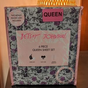 Betsey Johnson Queen Sheet Set Rose Skull Roses and Skulls Halloween Sheets